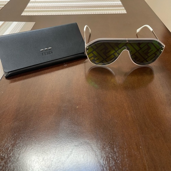 Fendi shades BRAND NEW never worn. - Picture 2 of 2